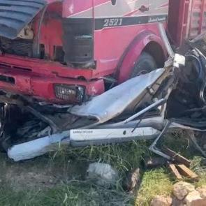Korkun&ccedil; kaza: Otomobil kamyonun altına girdi! &Ouml;l&uuml;ler var