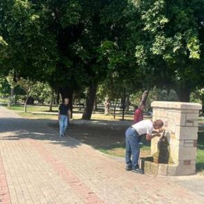 Adana kavruluyor! Termometreler 33 dereceyi g&ouml;sterdi, vatandaş isyan etti!