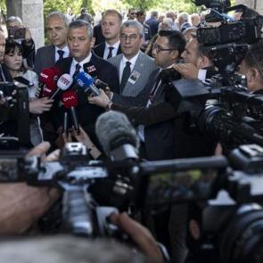 CHP'de istifa dalgası! G&uuml;rsel Tekin a&ccedil;ıkladı! &Ouml;zg&uuml;r &Ouml;zel'i şoke edecek rakam