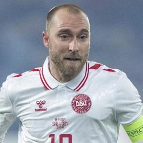 Christian Eriksen ma&ccedil; esnasında yere yığıldı!