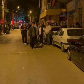 Doğal gaz kutusunu patlattı: Mahalleli sokağa d&ouml;k&uuml;ld&uuml;