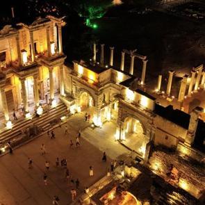 Efes Antik Kenti&rsquo;nde gece m&uuml;zeciliği sezonu başladı