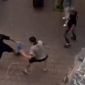 Fatih&rsquo;te yabancı uyruklu kişilerin bı&ccedil;aklı kavgası kamerada