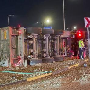 Gaziantep'te TIR devrildi; 17 ton arpa yola sa&ccedil;ıldı