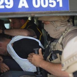 G&uuml;m&uuml;şhane'de eşini odunla &ouml;ld&uuml;ren firari koca tutuklandı