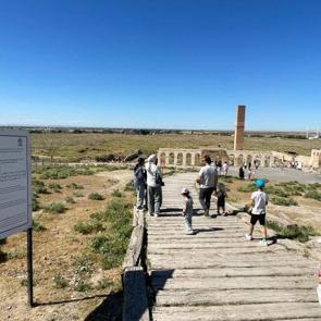 Harran&rsquo;da rekor yoğunluk: Ziyaret&ccedil;iler 6 bin yıllık tarihte k&uuml;lt&uuml;r yolculuğuna &ccedil;ıkıyor