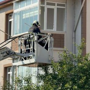 Karab&uuml;k'te bir gen&ccedil; evinin balkonunda asılı halde bulundu