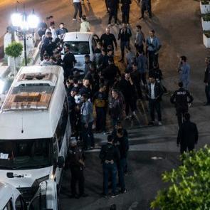 Kına gecesi değil sanki bı&ccedil;aklı ve sopalı meydan muharebesi: 8 yaralı