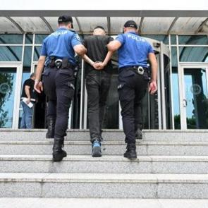 Kırmızı b&uuml;ltenle aranan h&uuml;k&uuml;ml&uuml; havalimanında yakalandı