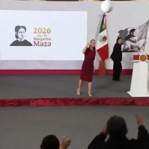Meksika lideri Sheinbaum'un attığı topu tutmak isteyen gazeteci yere d&uuml;şt&uuml;