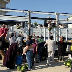 Mersin'de 30 tonluk hayır! Vatandaşa bedava dağıttı 