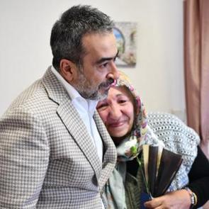 &Ouml;zcan'dan yaşlılara anlamlı ziyaret: B&uuml;y&uuml;klerimiz baş tacımız