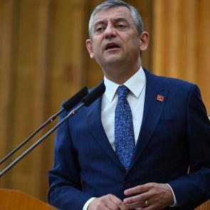 &Ouml;zg&uuml;r &Ouml;zel'den korsan grup toplantısı! K&uuml;rs&uuml;ye &ccedil;ıktı