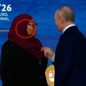 Putin'in canlı yayında mikrofon m&uuml;dahalesi sosyal medyada g&uuml;ndem oldu