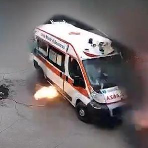 Rusya'nın herson'da ambulansı vurduğu anlar kamerada