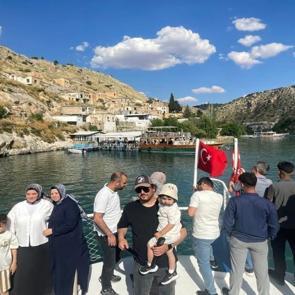 Şanlıurfa&rsquo;da bayramda insan seli oluştu: Turizmcilerin beklentileri y&uuml;kseldi