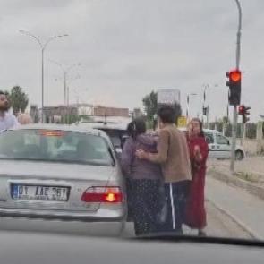 Trafikte kadınların da karıştığı yol kesme kavgası