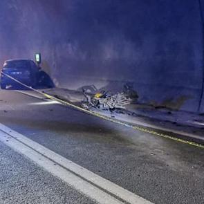 T&uuml;nelde otomobil ile motosiklet &ccedil;arpıştı; 1 &ouml;l&uuml;, 2 yaralı