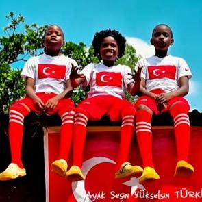 A Milli Takımımıza Afrika'dan tam destek! İlk ma&ccedil; &ouml;ncesi coşturan şarkı...