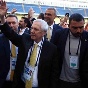 2 eski futbolcudan Aziz Yıldırım'a 'g&ouml;reve hazırız' mesajı! Aykut Kocaman ismi &ouml;n planda