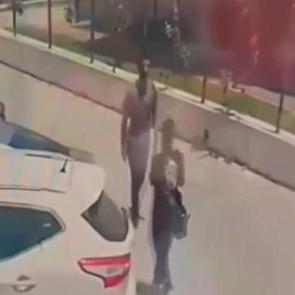 Adana'da kadına bı&ccedil;ak &ccedil;eken korkak yakalandı!