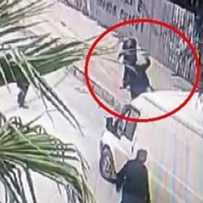 Hatay'da 63 yaşındaki adamı kaldırım taşıyla &ouml;ld&uuml;rd&uuml;! O anlar kameraya yansıdı