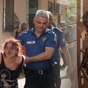 Apartman sakinleri ihbar etti! Kapıyı kırıp, kelep&ccedil;eleyerek &ccedil;ıkardılar 