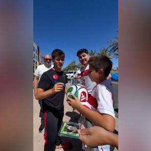 Arda G&uuml;ler'den taraftarlara imza s&uuml;rprizi!