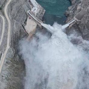 Artvin'deki Deriner Barajı'ndan 7 yıl aradan sonra dolusavaklardan su bırakıldı