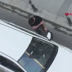 Avcılar'da kazaya neden olan s&uuml;r&uuml;c&uuml;n&uuml;n otomobiline yumruk atıp saldırdılar