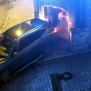 D&ouml;viz b&uuml;rosuna ciple daldılar: Maskeli soyguncular 16 bin dolar &ccedil;aldı