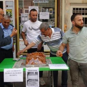 Aziz Yıldırım&rsquo;ın başkanlığı tatlı dağıtılarak kutlandı
