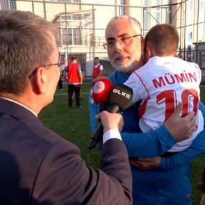Bakan Işıkhan Filistinli Gazi M&uuml;min ile futbol oynadı