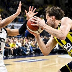 Beşiktaş, Fenerbah&ccedil;e'yi şampiyonluk aşkına devirdi
