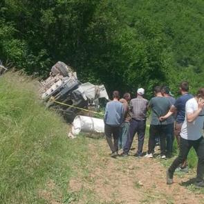 Beton mikseri şarampole yuvarlandı; 2 &ouml;l&uuml;, 1 yaralı