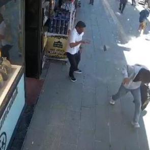 Binadan beton par&ccedil;aları koptu, caddede y&uuml;r&uuml;yenler son anda kurtuldu