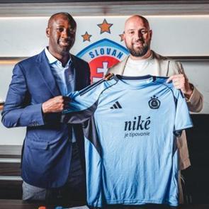 Efsane futbolcu 43 yaşında teknik direkt&ouml;r oldu