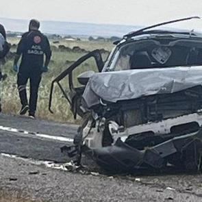 Diyarbakır'da nişan d&ouml;n&uuml;ş&uuml; feci kaza: 159 kilometre hızla &ouml;l&uuml;me gittiler