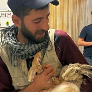Diyarbakır'da yaralı tavşanı hastaneye g&ouml;t&uuml;rd&uuml;