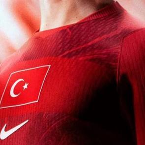 D&uuml;nya Kupası &ouml;ncesi Milli forma talebi patladı: Esnaf stok yetiştiremiyor