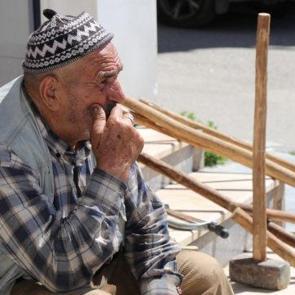 D&uuml;ş&uuml;nceli hali dikkat &ccedil;ekti! Tarım aletlerini satışa &ccedil;ıkardı 