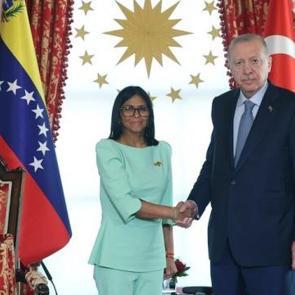 Erdoğan, Venezuela Ge&ccedil;ici Devlet Başkanı Rodriguez'i resmi t&ouml;renle karşıladı