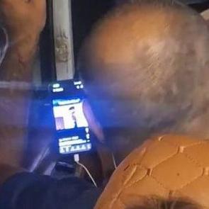 Esenyurt&rsquo;ta minib&uuml;s şof&ouml;r&uuml;n&uuml;n seyir halindeyken video izlediği anlar kamerada