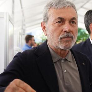 Fenerbah&ccedil;e'nin yeni teknik direkt&ouml;r&uuml;n&uuml; duyurdular! A&ccedil;ıklanacağı g&uuml;n işaret edildi