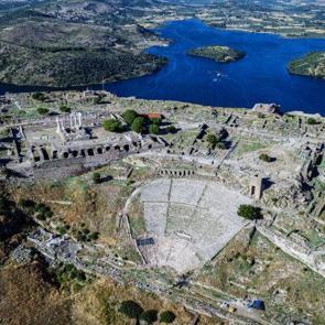 Ge&ccedil;miş ve bug&uuml;n aynı karede: Pergamon Antik Kenti&rsquo;ndeki Akropolis manzarasıyla b&uuml;y&uuml;l&uuml;yor