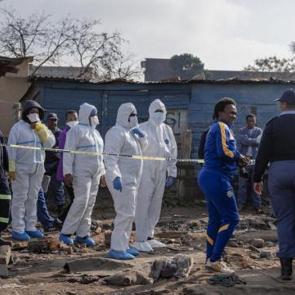 G&uuml;ney Afrika'da silahlı saldırıda 12 kişi &ouml;ld&uuml;