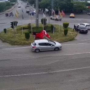 Hatay'da kavşağa d&uuml;şen T&uuml;rk bayrağını yoldan ge&ccedil;en s&uuml;r&uuml;c&uuml;ler kaldırdı