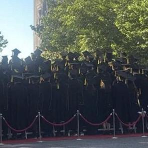 İstanbul Erkek Lisesi protesto eylemi ve parmak sallayan Alman vakfındaki kadın