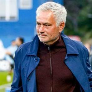 Jose Mourinho'nun ilk transferi belli oldu! Galatasaray'ın g&ouml;zdesiyle anlaştı