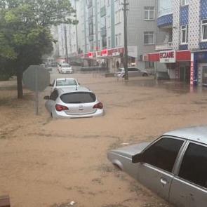 Kırşehir'de son yılların en b&uuml;y&uuml;k sel felaketi: Kent merkezi suya g&ouml;m&uuml;ld&uuml;